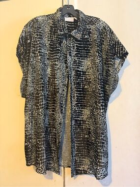 Men’s short-sleeve velvet animal print in black and gray.